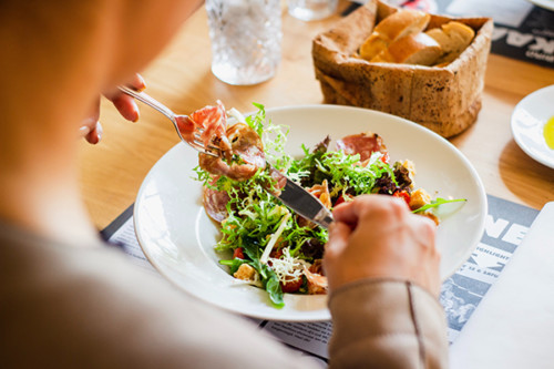 Woman eating a healthy luinch